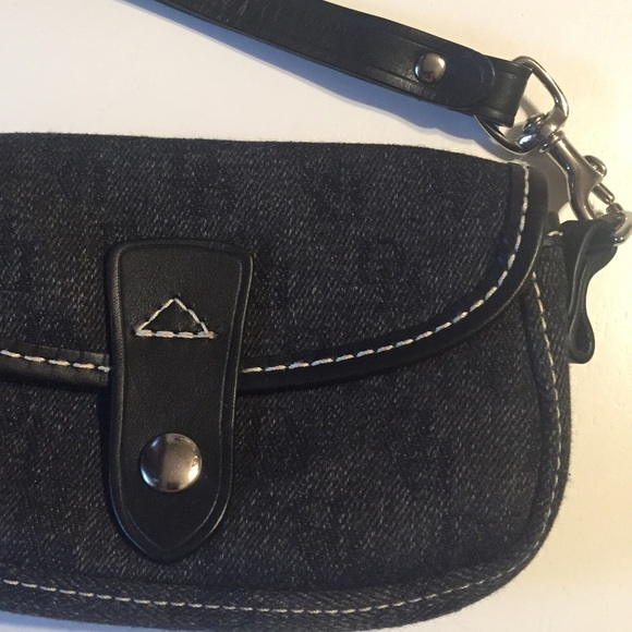 NWOT Dooney & Bourke Signature Fabric Wristlet - Picture 2 of 5